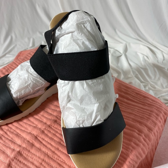 Kenzie Woman’s Platform Sandal, black, size 7.5 - Picture 2 of 9